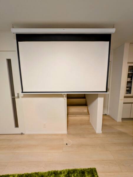 プロジェクタースクリーン